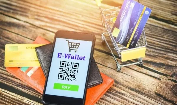 Judi online, e-wallet Indonesia, transaksi ilegal, keamanan digital, GoPay DANA, komitmen pemerintah, verifikasi identitas, teknologi deteksi, laporan PPATK, pemantauan transaksi, edukasi pengguna, scam checker, pencegahan judi, smart friksi.